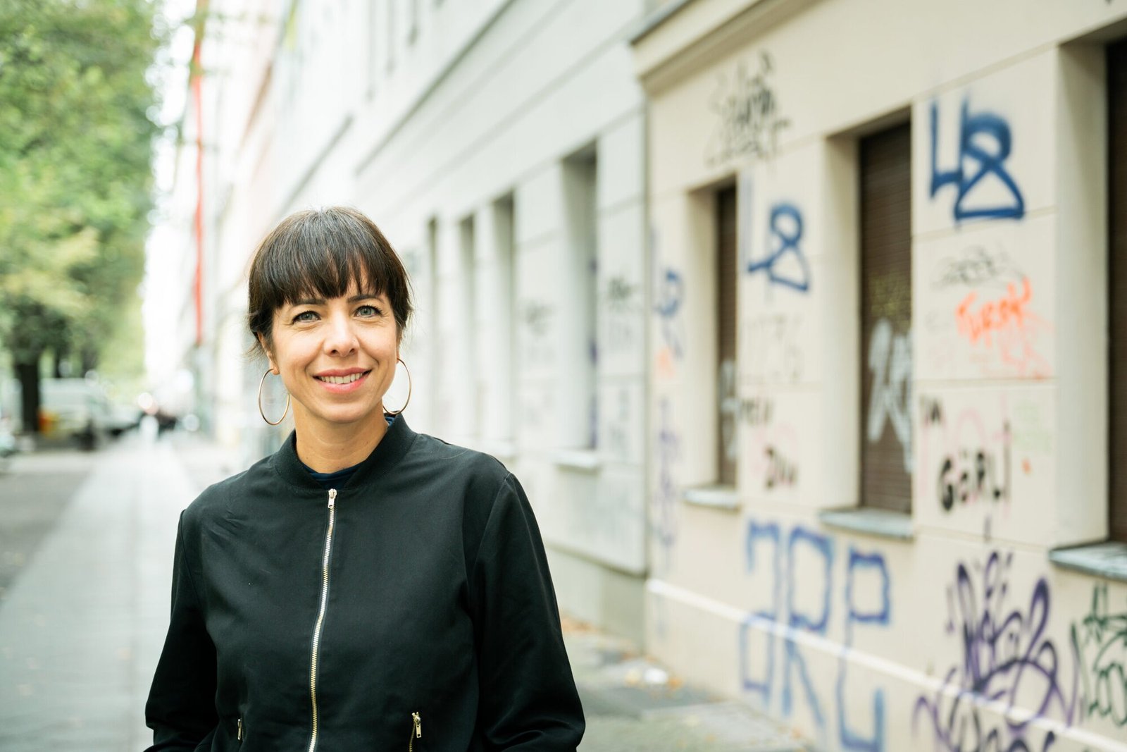 Elif Eralp lächelt auf einer Berliner Straße.